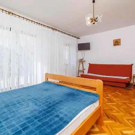 Apartment In 5747 B