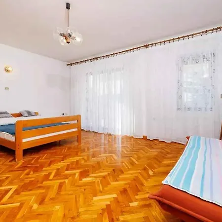 In 5747 B Apartment *