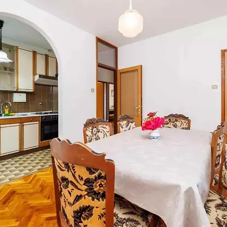 In 5747 B Apartment
