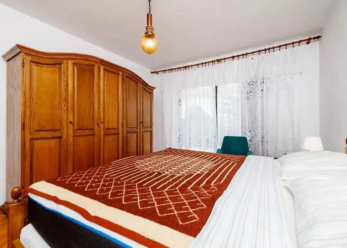 Apartment In 5747 B